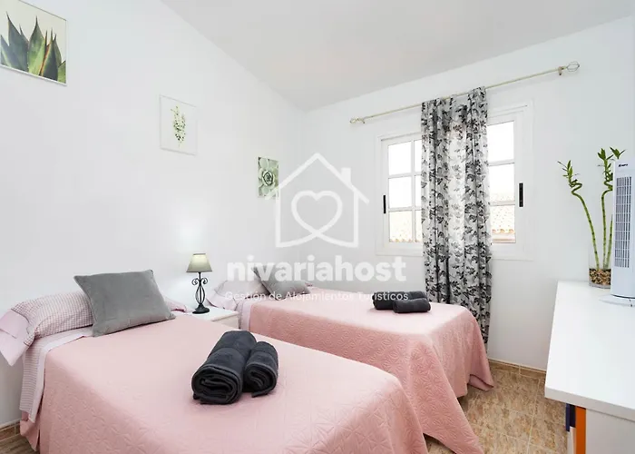 Ave Fénix San Isidro, By Nivariahost * San Isidro (Tenerife)